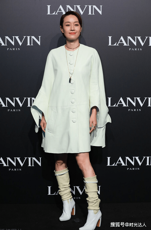 身材 马伊琍认真穿搭起来真高级,斗篷式连衣裙配中筒靴,气场开挂好美
