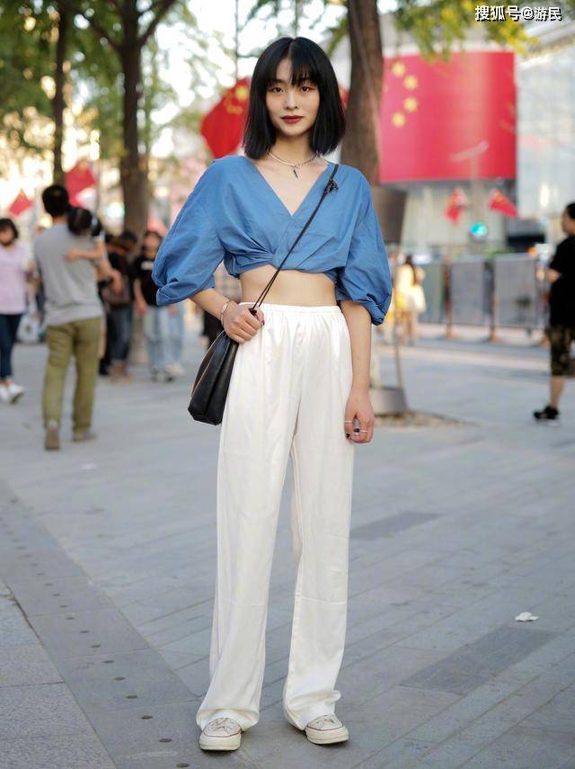 卫衣 入秋后穿什么?试试这款“小白裤”,时髦有型,搭西装卫衣都好看