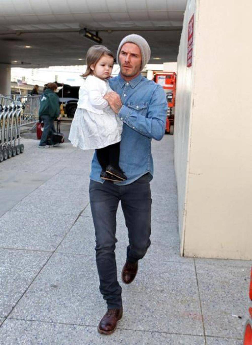 危机 贝克汉姆也遇中年危机？近照曝光头发稀少，红衣配短裤赢在穿搭上