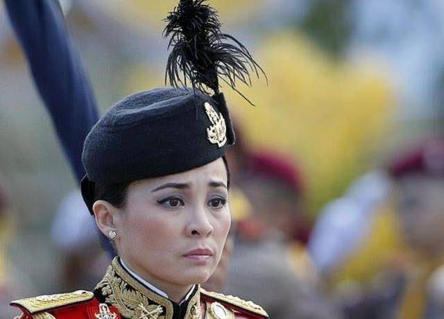 主仆|泰王度假海报藏玄机,诗妮娜主仆缔结联盟,苏提达翻盘机会渺茫