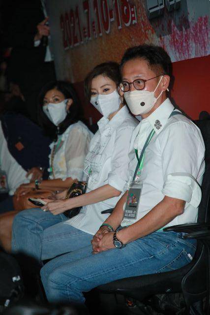 李嘉欣 李嘉欣携老公现身黎明演唱会,穿情侣装秀恩爱,男方绿腰带太扎眼