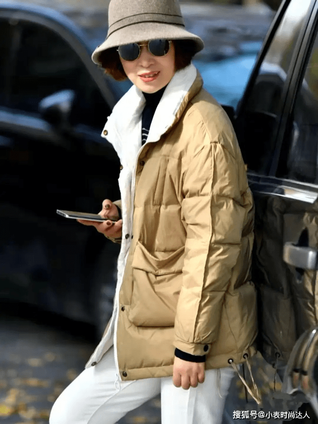 面的 50岁女人“羽绒服”就该这样穿，时髦洋气还保暖，普通人都适合