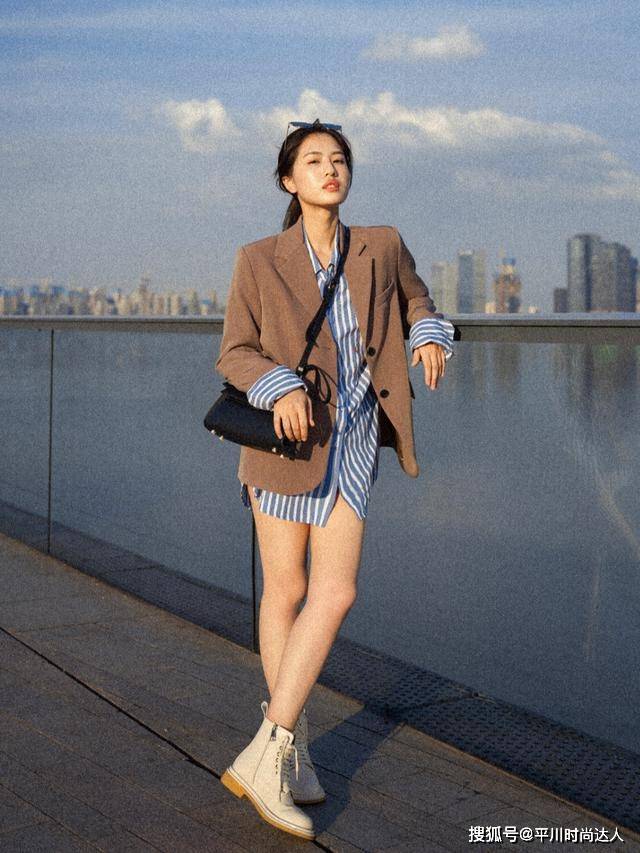 高跟鞋 最近流行的“西装+连衣裙”,这样穿又A又甜,还特显气质!
