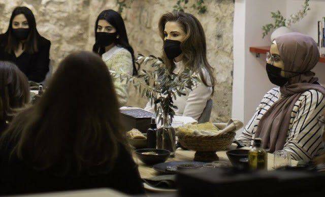 丝绸 半高领的丝绸卫衣+天蓝色的阔腿裤