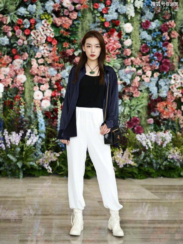 卫衣 入秋后穿什么?试试这款“小白裤”,时髦有型,搭西装卫衣都好看