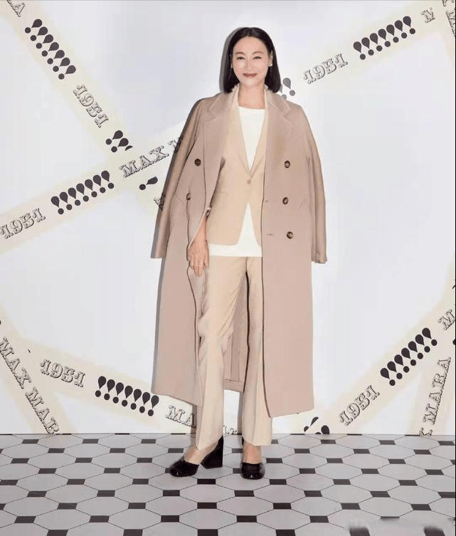 大衣 61岁惠英红不服输，大衣配西装走潮流风，衣品人品双在线