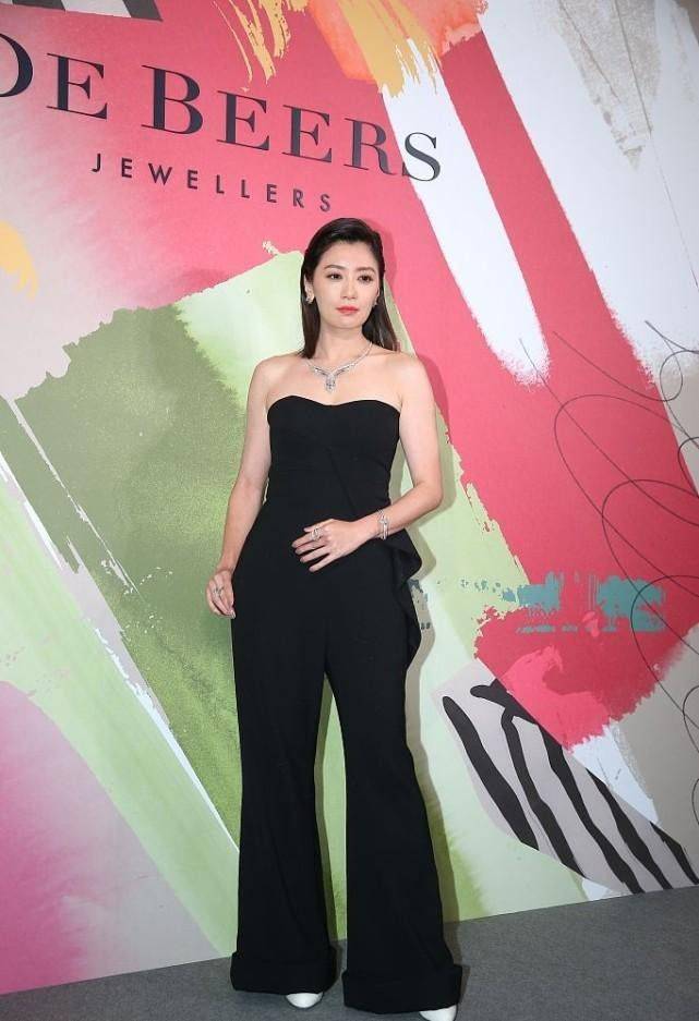 喇叭裤 抹胸连体裤也是女性在选择抹胸服装时