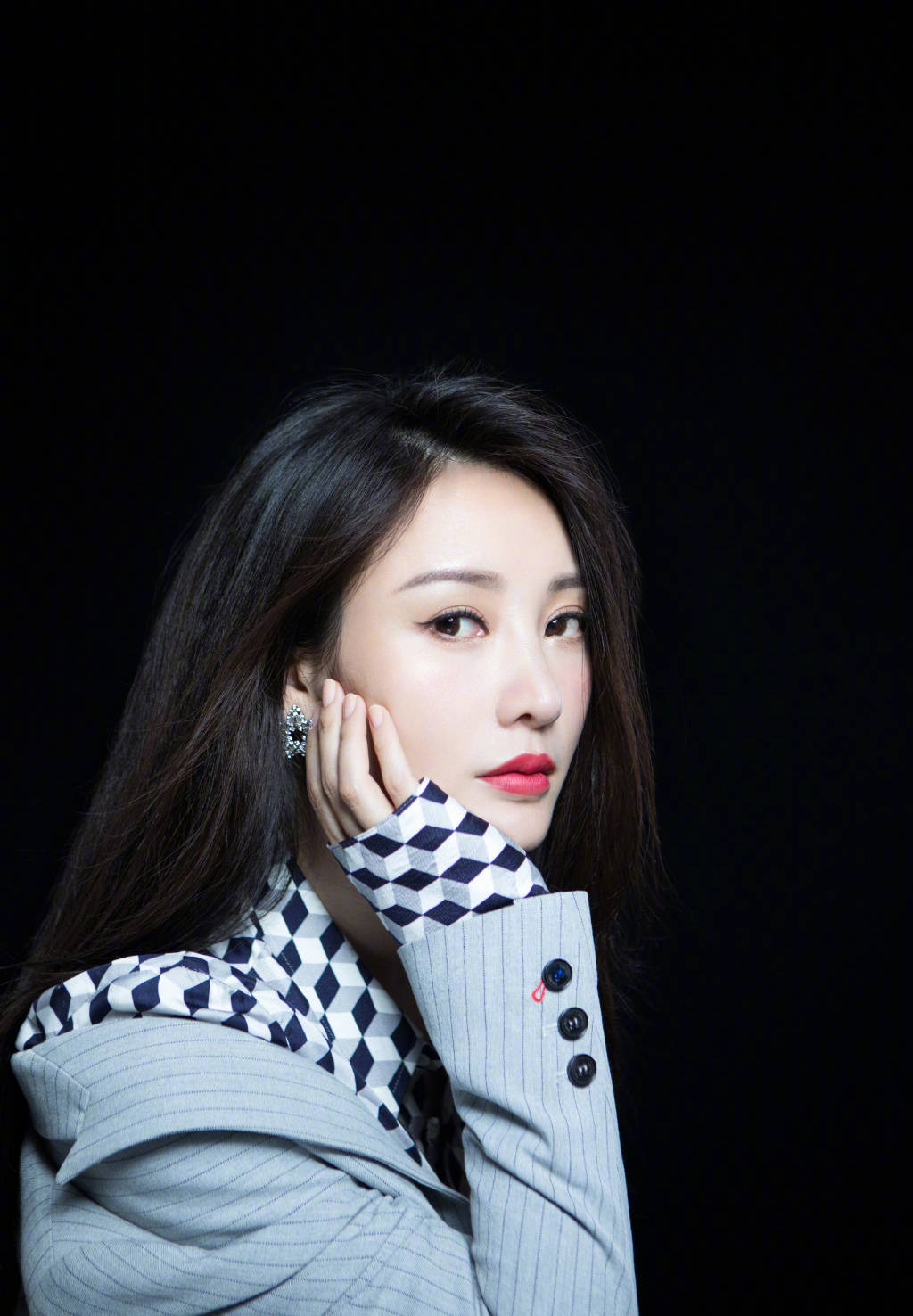 西裤 柳岩变身“气质美女”，西装+印花衬衫穿得清雅知性，都不敢认了