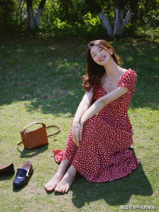 帆布鞋 初夏，“连衣裙”这样穿，气质优雅又时髦，每天出门不重样