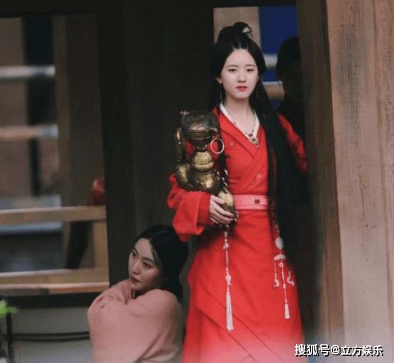 因为|赵露思新剧路透：整个人胖了一圈，温婉模样似林心如！