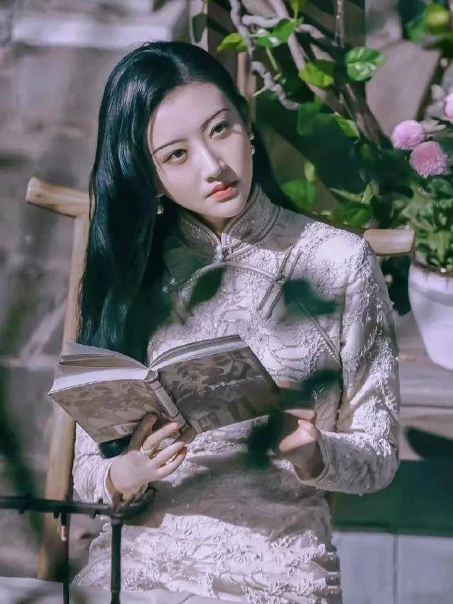 清波 笑靥如花，旗袍裹身，美的明艳不可方物