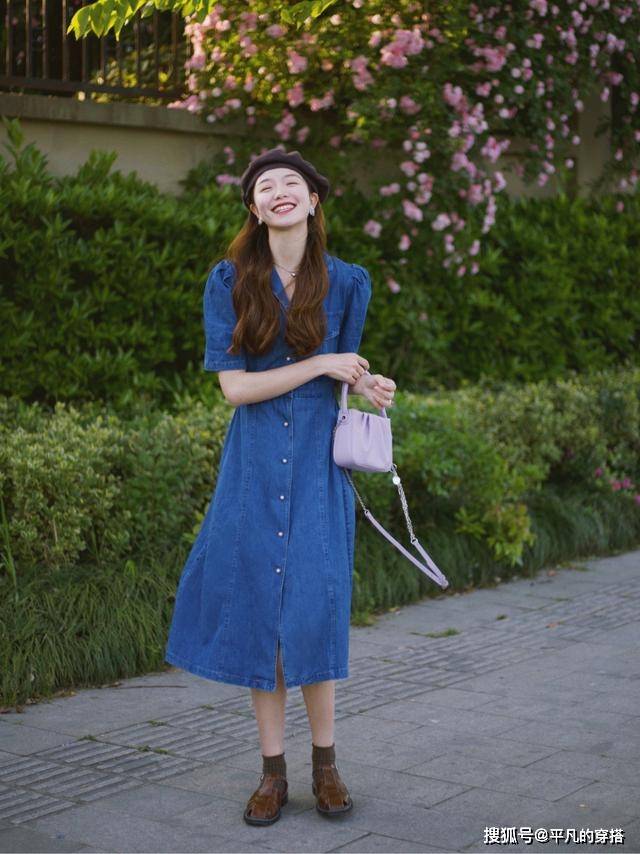 帆布鞋 初夏，“连衣裙”这样穿，气质优雅又时髦，每天出门不重样