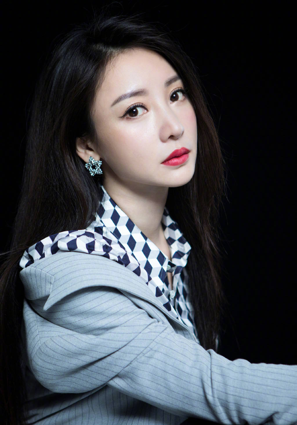 西裤 柳岩变身“气质美女”，西装+印花衬衫穿得清雅知性，都不敢认了