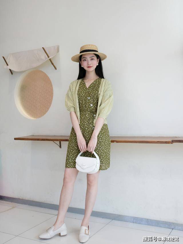 乐福 今秋流行的“连衣裙+乐福鞋”,这么穿洋气有气质,值得借鉴