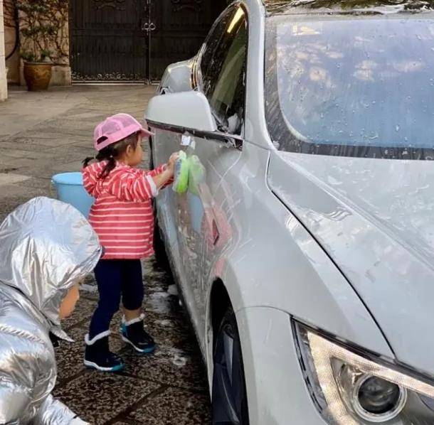 黑色 霍启刚带俩孩子买花！3岁女儿近照曝光，梳小辫腆起肚子古灵精怪