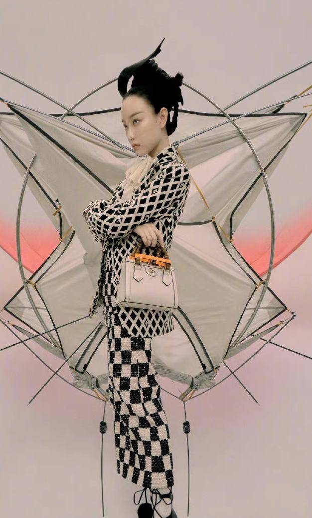 网友 倪妮杂志照造型迷惑,发型飞扬似昆虫,网友:是我不懂时尚