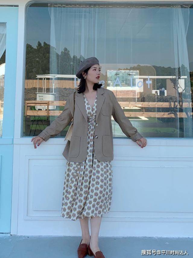 高跟鞋 最近流行的“西装+连衣裙”,这样穿又A又甜,还特显气质!