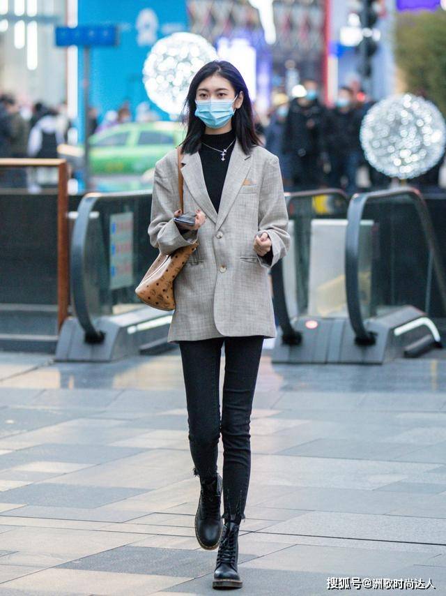 黑色 秋冬,“小黑裤”怎么穿不普通?选对款式是第一步,配色才是关键