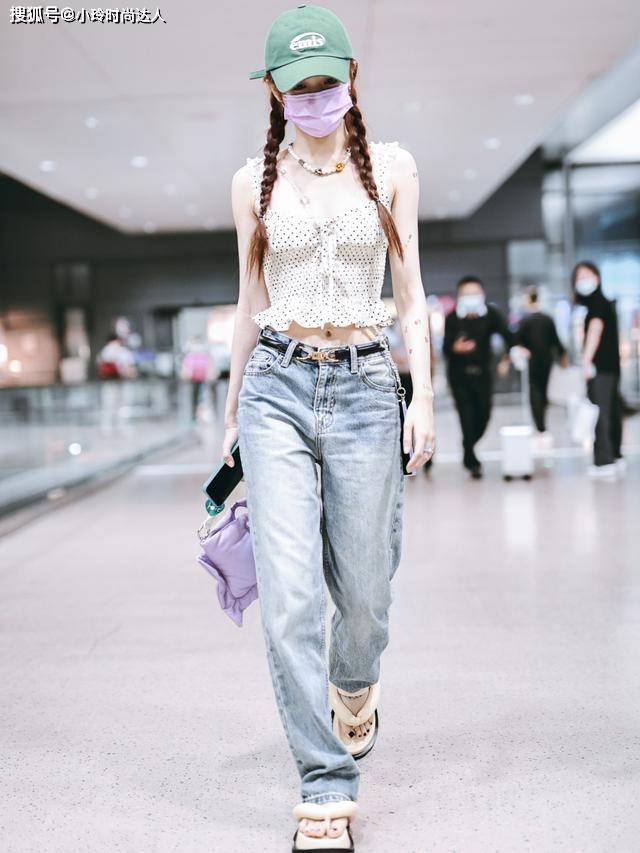 上半身 徐璐真是时髦精,穿“花吊带+牛仔裤”显高显腿长,小个子可照穿