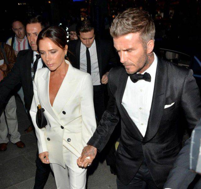 衣领 瑜伽服秀出曼妙曲线,身材特点显著