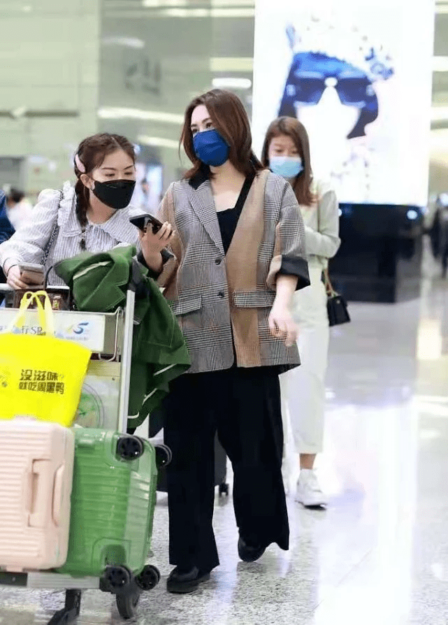 美貌 40岁阿娇也老了！新剧穿皮草变最胖妲己美貌打折，大妈身材太抢眼