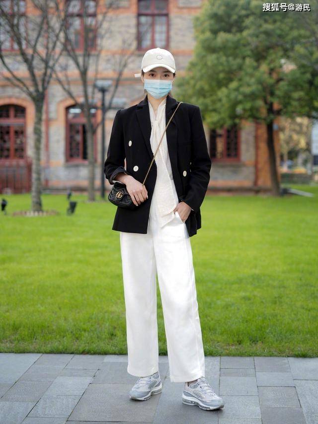卫衣 入秋后穿什么?试试这款“小白裤”,时髦有型,搭西装卫衣都好看