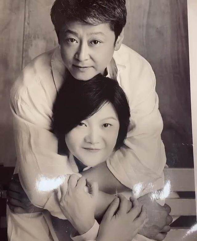 黑色 洪晃晒老公近照!打耳钉比前夫陈凯歌时髦,女儿更潮染渐变绿头发