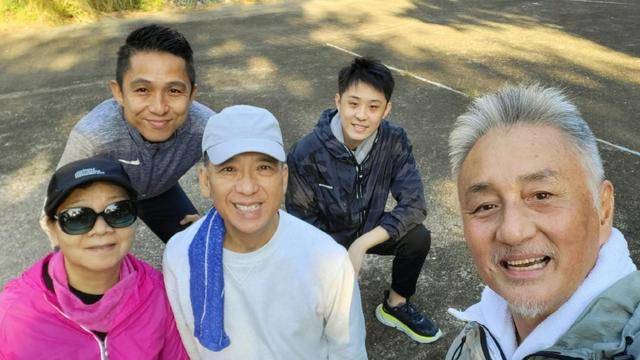 原创神仙同框!周润发与邵美琪合影二人显年轻,吴岱融与儿子一样帅