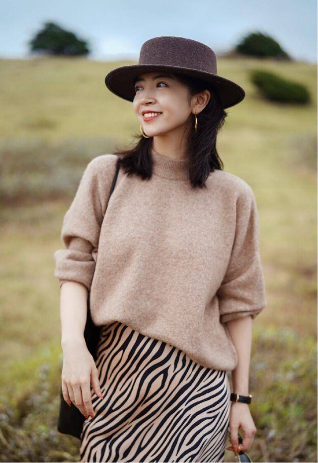 显得 小个子女生这样穿显高显瘦，针织衫搭配斑马印花半身裙，高级时髦