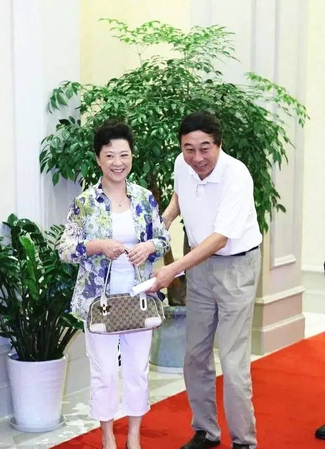 整体 “嫂子”王馥荔和冯巩同框，穿得素雅有气质，和冯巩似同龄人