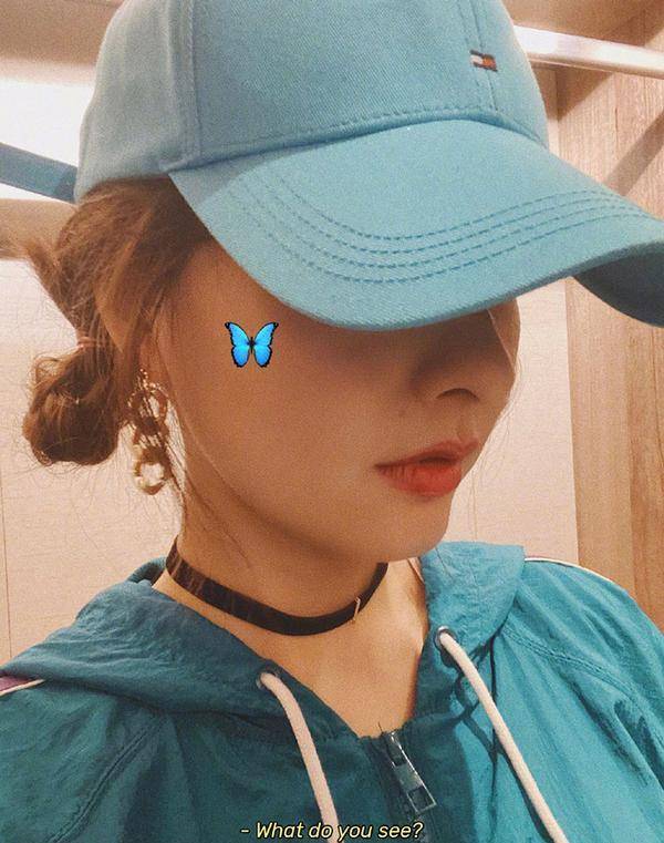 身材 吴昕对镜自拍成瘾，近照肌肤细腻不像37岁，拍照姿势越来越网红了