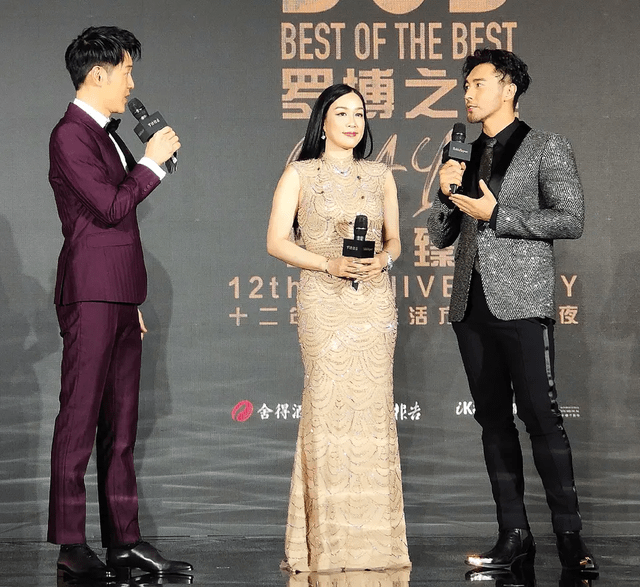 身材 钟丽缇这身材比例惊人，身穿无袖亮片连衣裙凹凸感十足，魅力十足