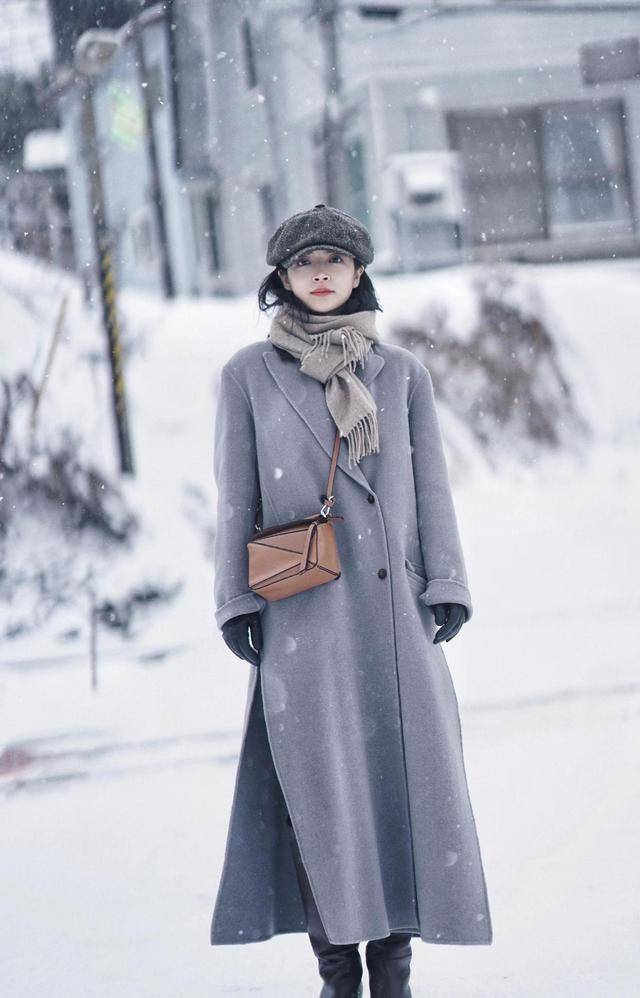 显得 小个子女生这样穿显高显瘦，针织衫搭配斑马印花半身裙，高级时髦