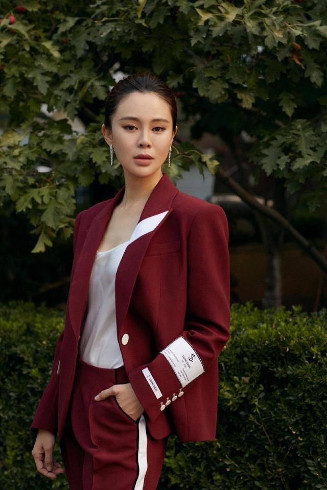 实力 关悦美到不敢认，身穿红色西服套装干练时尚，扎丸子头实力减龄
