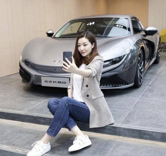 身材 熊黛林这身材绝了，穿印花吊带裙藏不住的凹凸感，女生看了也羡慕