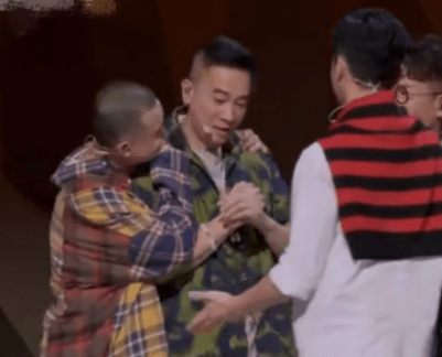 铁架子|54岁陈小春节目中落泪！因不舍兄弟淘汰哭到哽咽，眼眶通红惹人疼