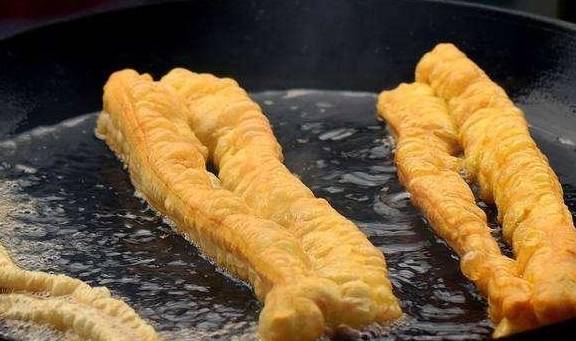 油条|早餐常吃一根油条,对身体有哪些坏处?如何健康吃,告诉你结果