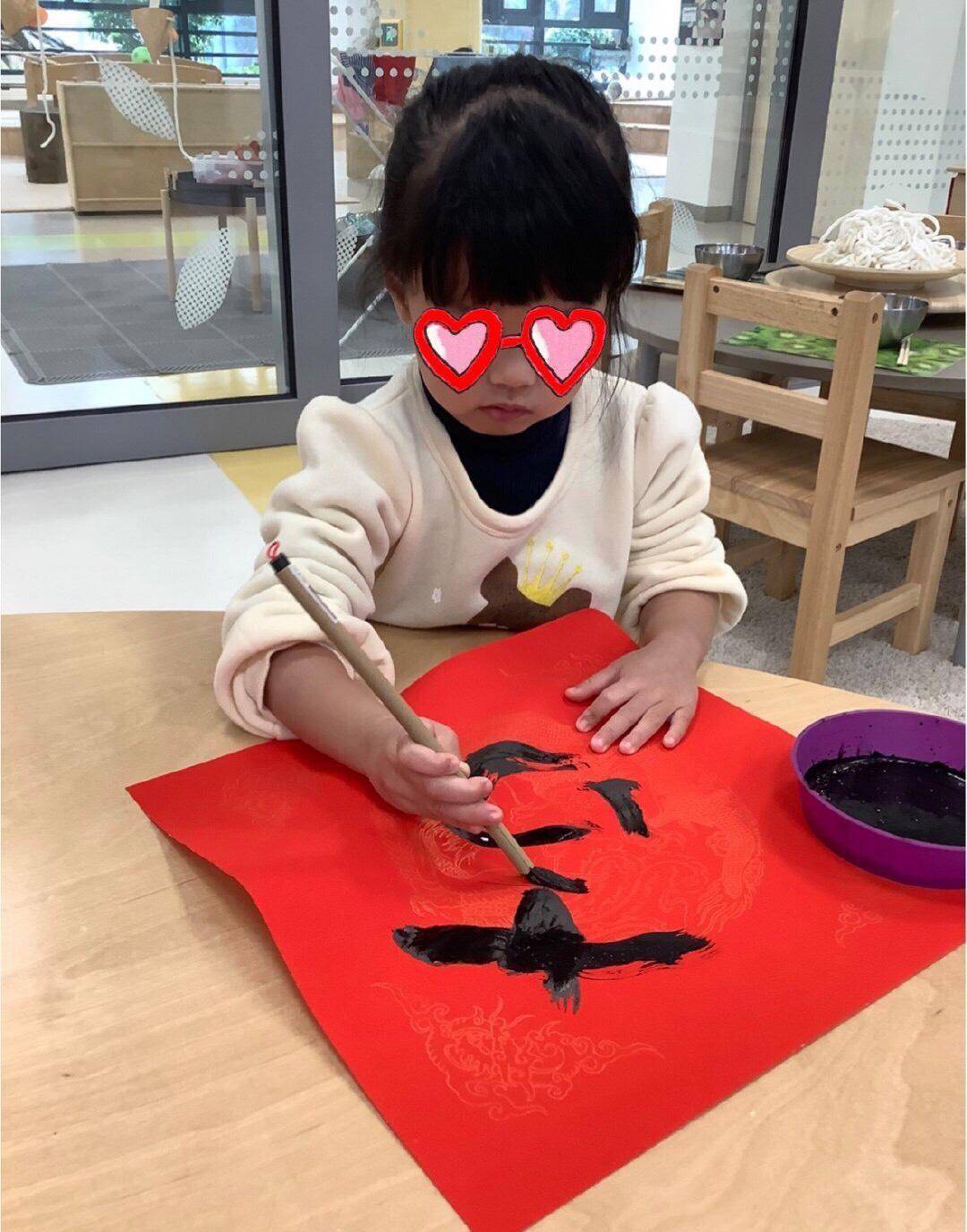 卫衣 陈赫晒女儿近照,4岁安安穿衣低调朴素,小兔牙双下巴太随爸爸