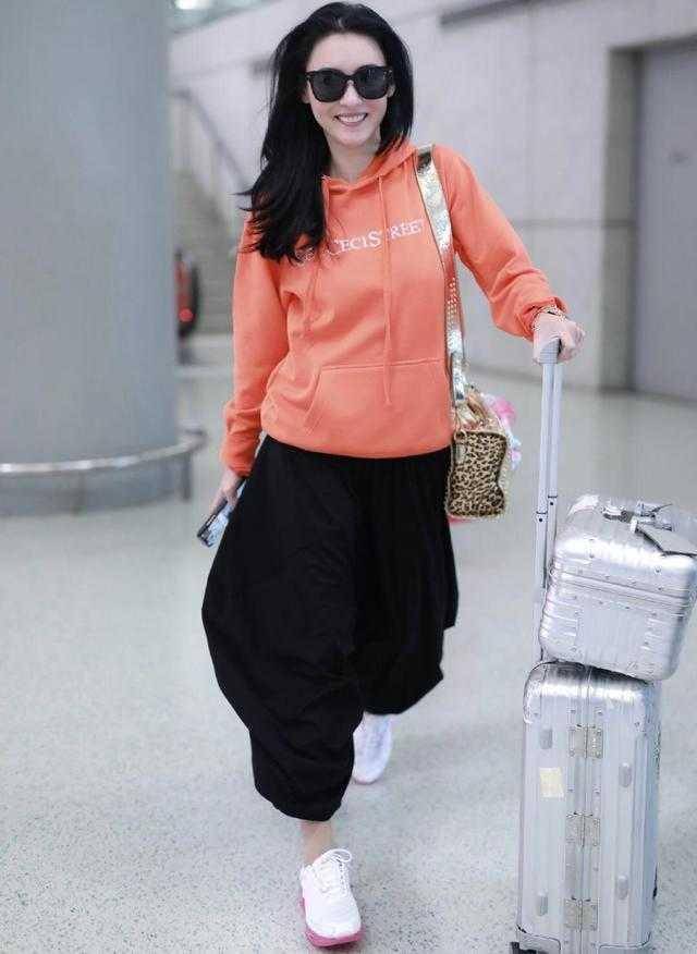 黑色 张柏芝果然会穿,一件卫衣搭配阔腿裤减龄时髦,一点不像三娃的妈