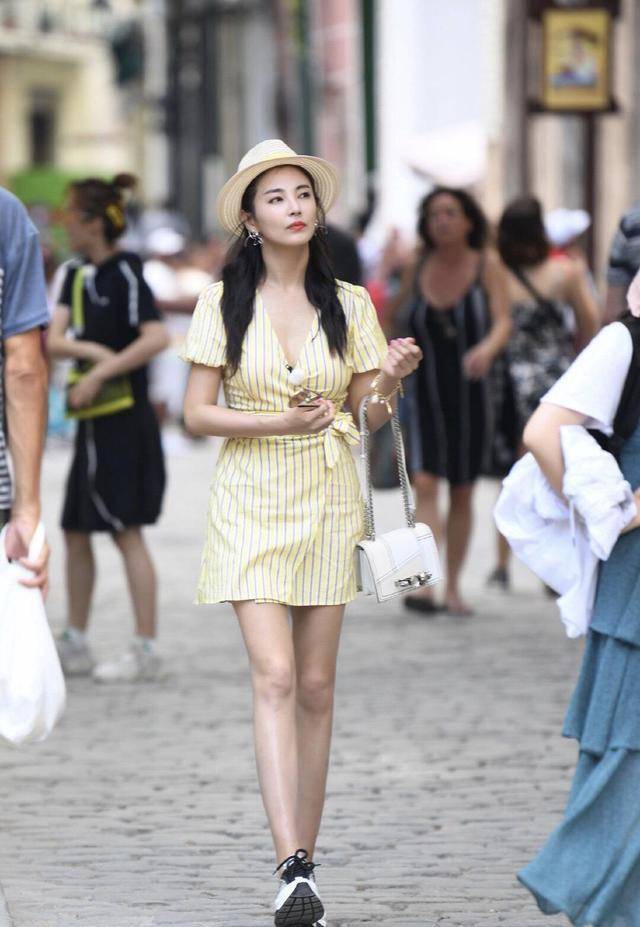 张雨绮 有种 “发育过猛”叫张雨绮,穿深V衬衫裙凹凸感十足,身材太绝了