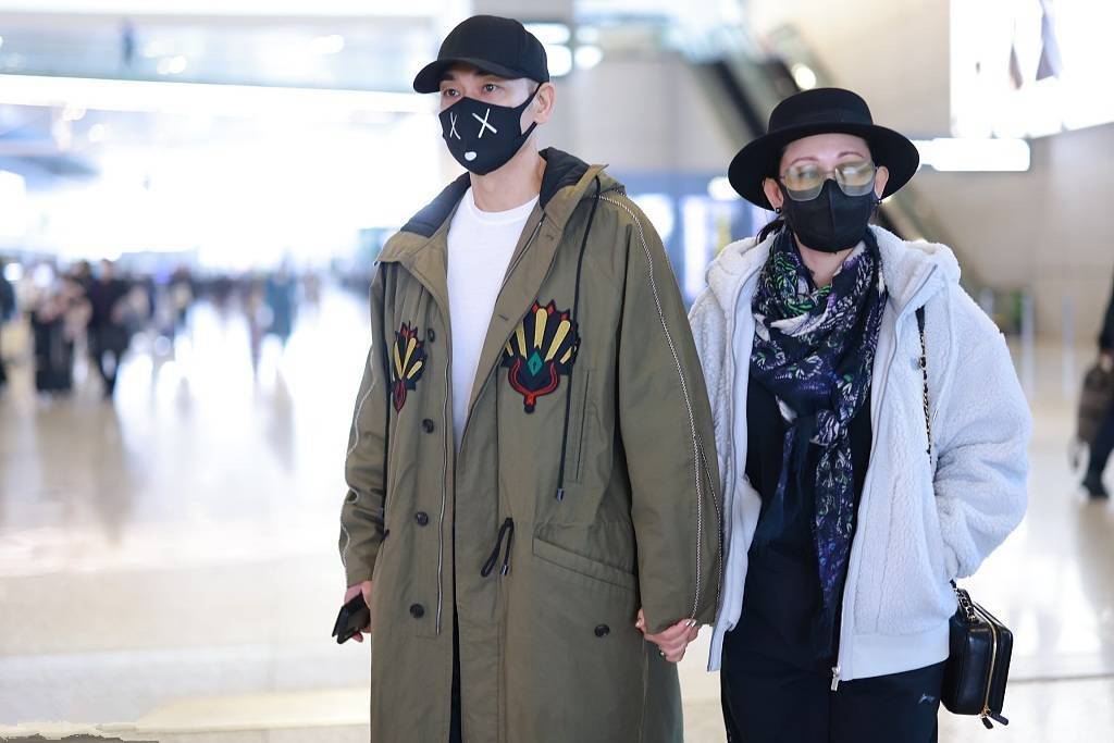 廓形 赵文卓夫妇现身,50岁打扮清爽似少年,与小9岁妻子同框似姐弟