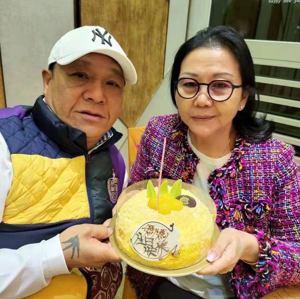 老戏骨吴志雄为爱妻庆祝生日,全家福罕曝光,一家12口人太热闹_妻子