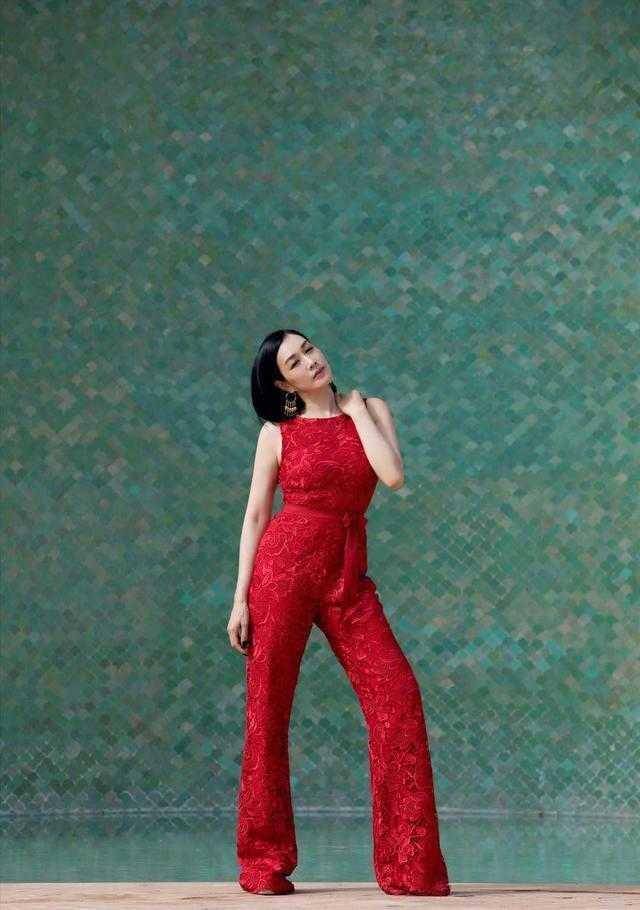 身材 钟丽缇这身材比例惊人，身穿无袖亮片连衣裙凹凸感十足，魅力十足