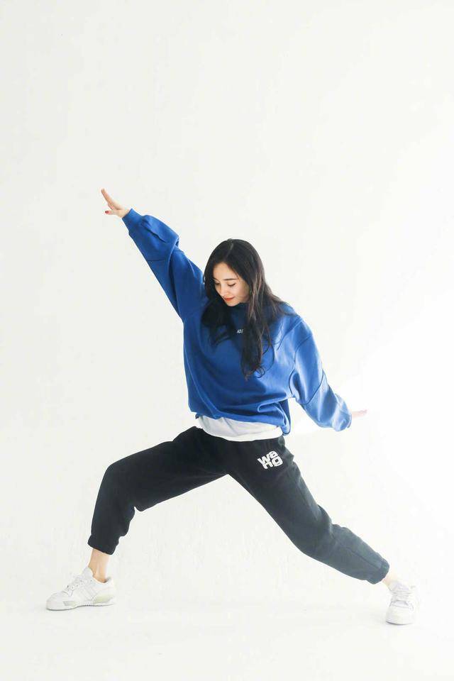 卫衣 杨幂“蚂蚁腰”就是漂亮，身穿抹胸连衣裙凹凸感十足，被惊艳到了