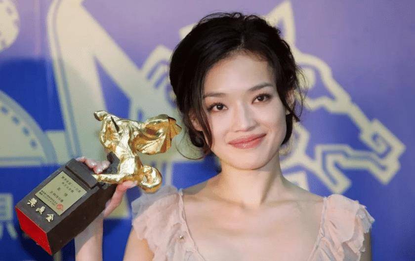 女神 舒淇活动穿搭近照,黄色系穿搭超显肤色,仙气十足