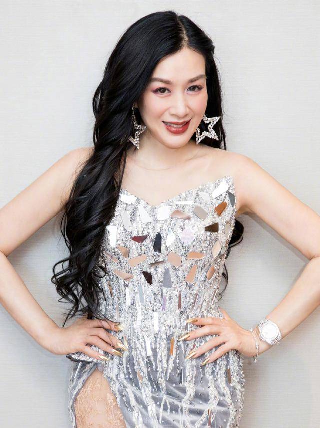 身材 钟丽缇这身材比例惊人，身穿无袖亮片连衣裙凹凸感十足，魅力十足