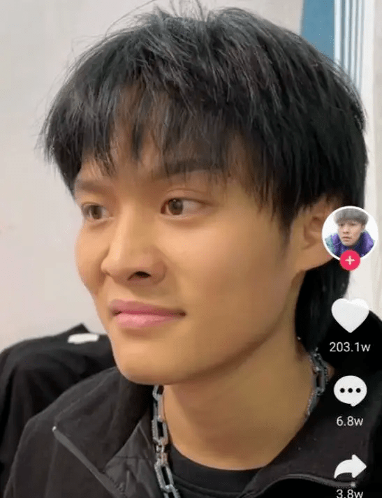 疯狂小杨哥视频完整版 0d4e1881b5d24c5e8df246ca6a0069b8.png
