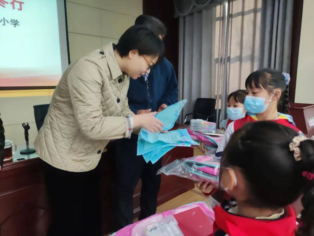 共青团裕华区委开展"听党话 跟党走 温情暖冬行"活动_礼物_塔南路