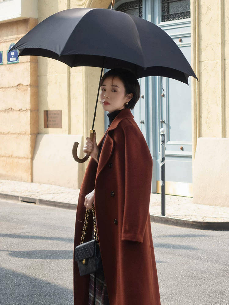 黑色 女人一定要穿得有品味，4个神仙色大衣分享给你，可以照着搭