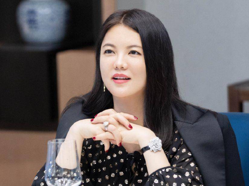 穿点 离婚后，李湘穿玫红羽绒被嘲臃肿俗气：其实你不需要时刻保持精致